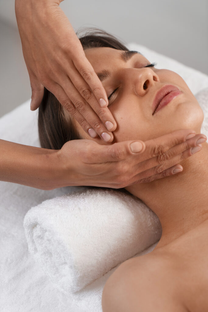 frau-die-eine-gesichts-massage-erhaelt